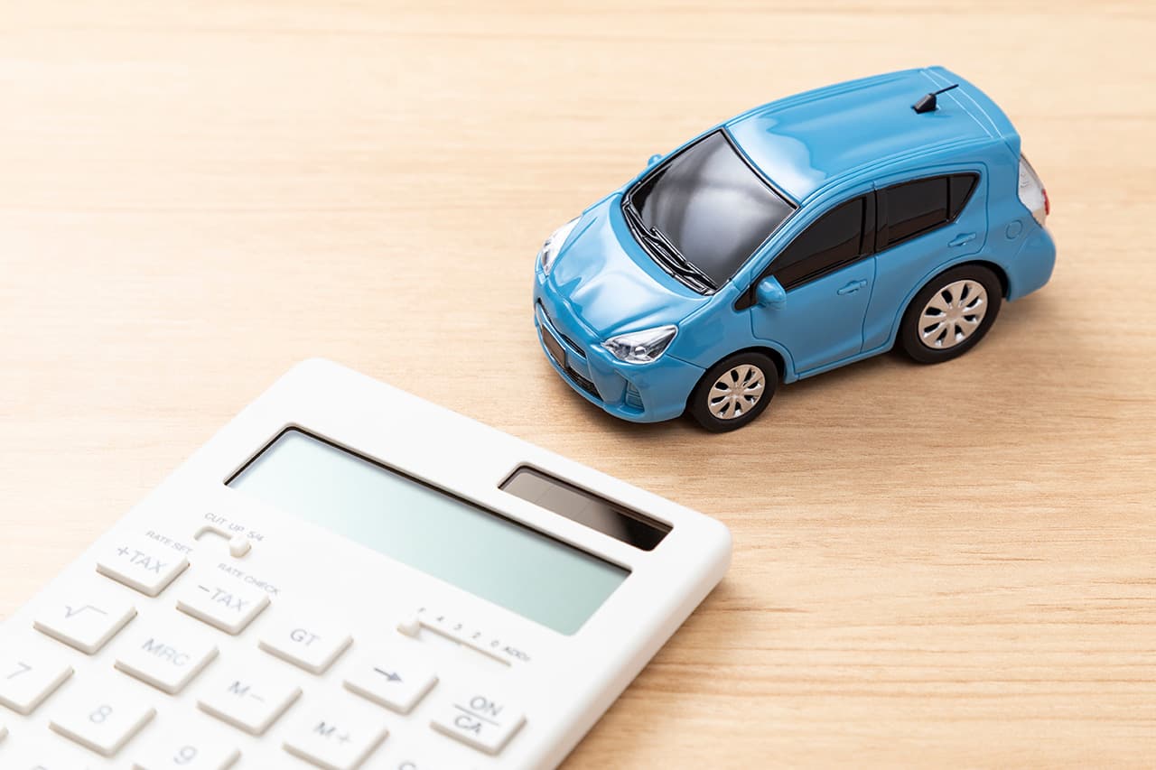 青いミニカーと電卓