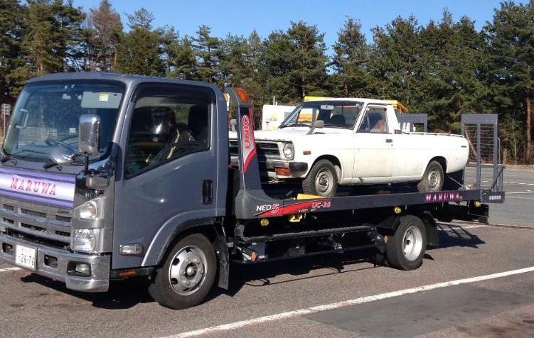 積載車で故障車回収している様子