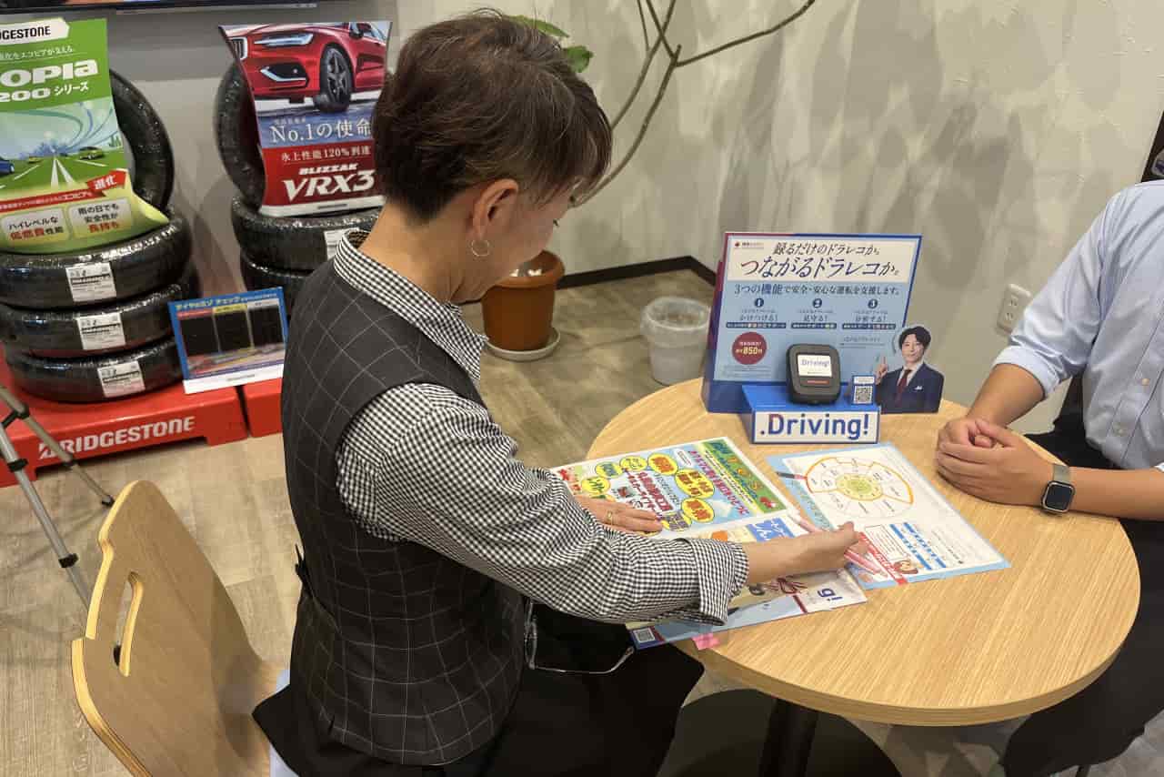 自動車保険の説明をしているスタッフ