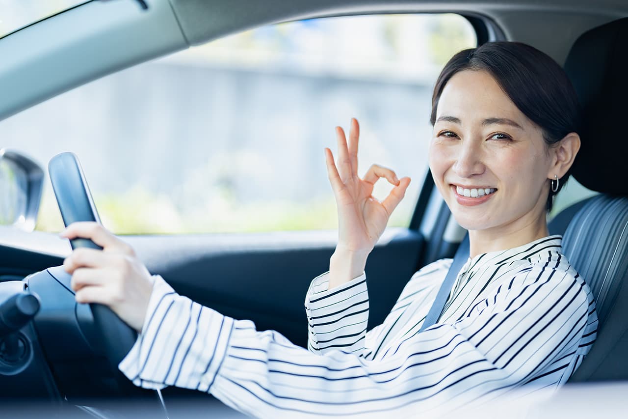 車の中で笑顔の女性