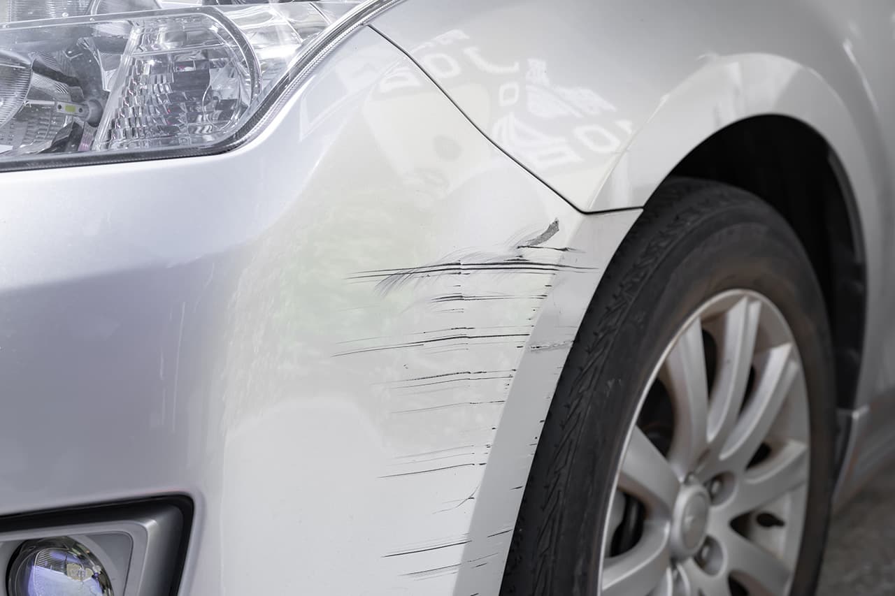 車の塗装がはがれている様子