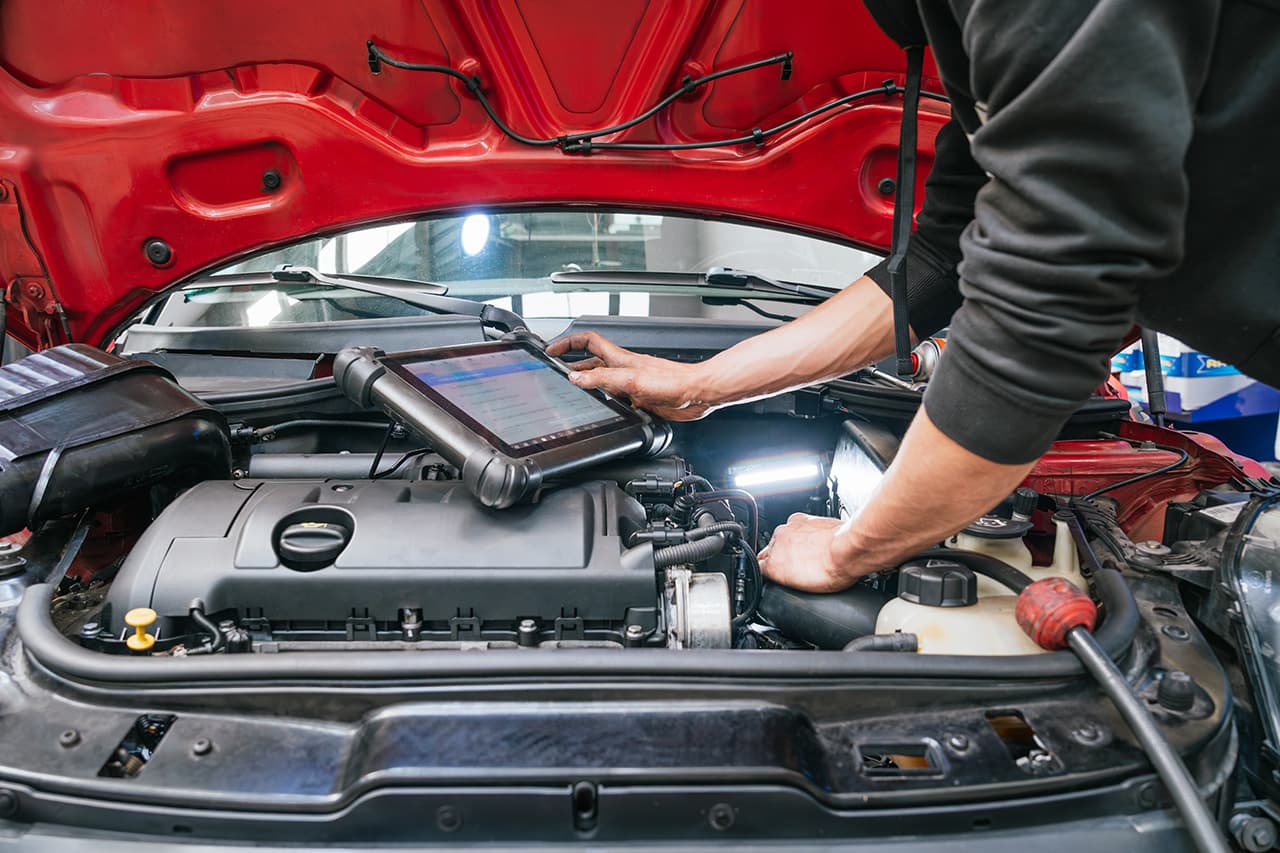 エンジンの診断をしている様子