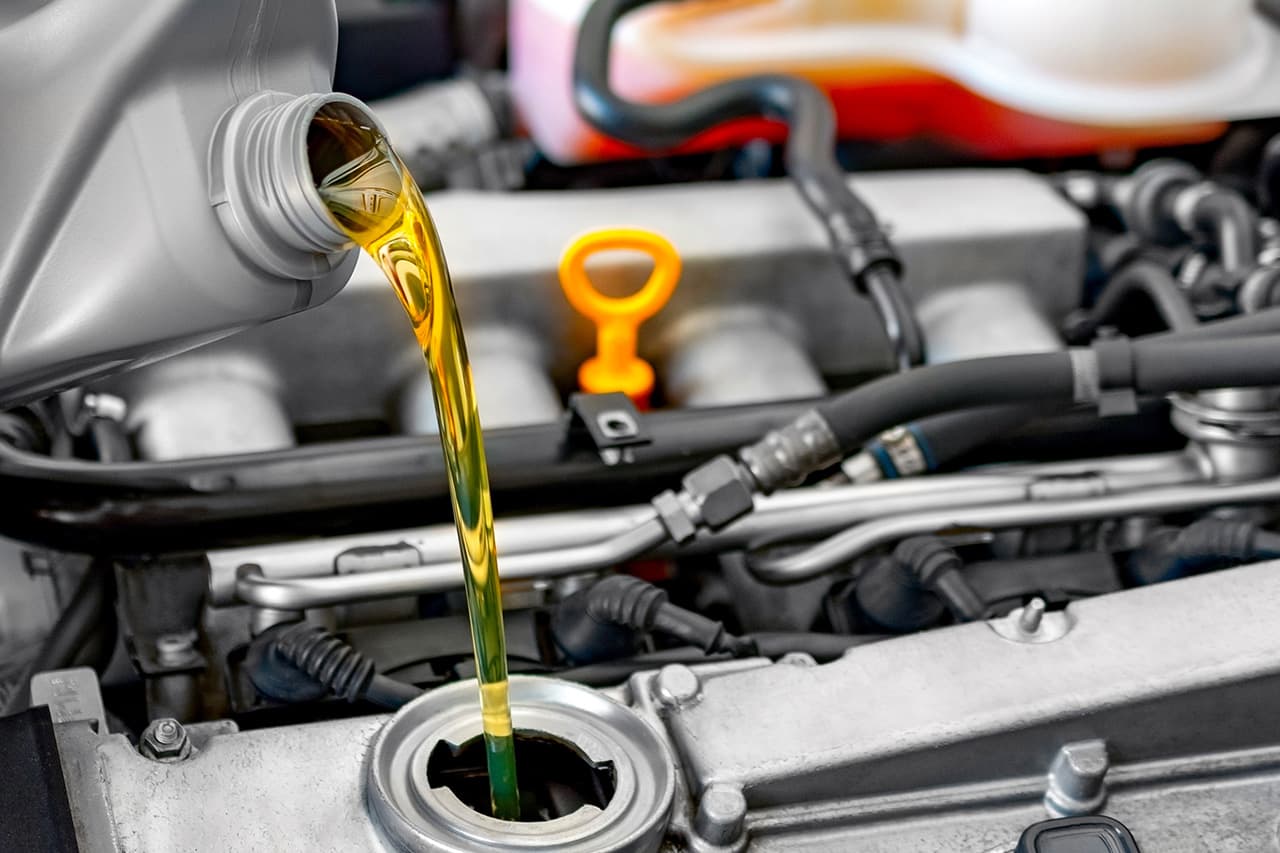 エンジンオイルを交換している様子
