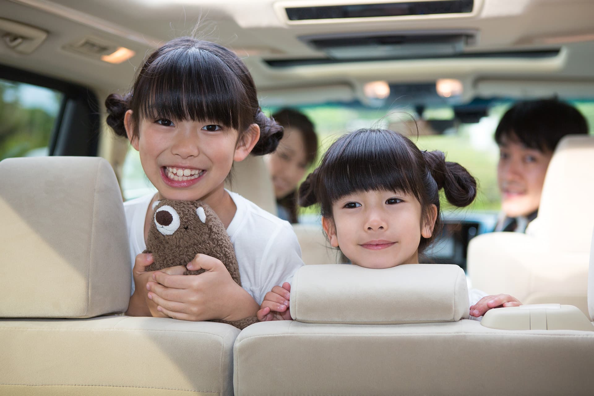 車の車内で笑顔の家族