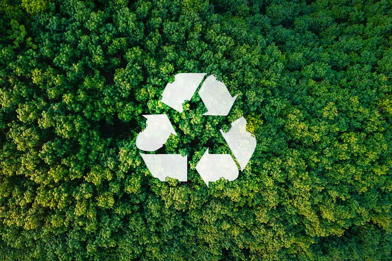 緑の中にリサイクルマーク